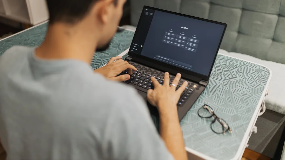Pessoa usando o ChatGPT no computador para pesquisar e comparar opções