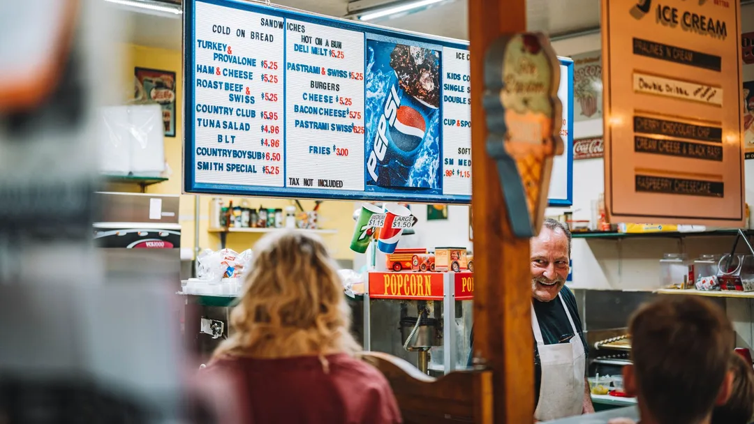 Atendente e cliente no balcão de uma sorveteria