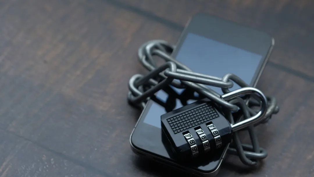 Pessoa usando o celular com foco em privacidade