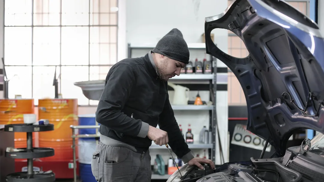 Mecânico verificando o motor de um carro na oficina