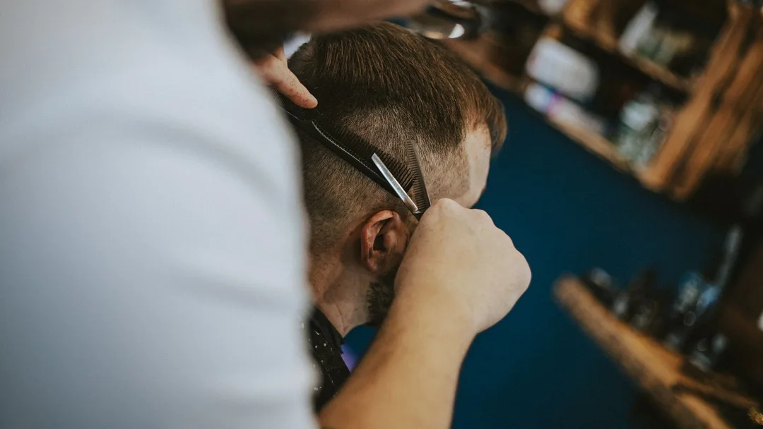 Barbeiro cortando o cabelo de um cliente