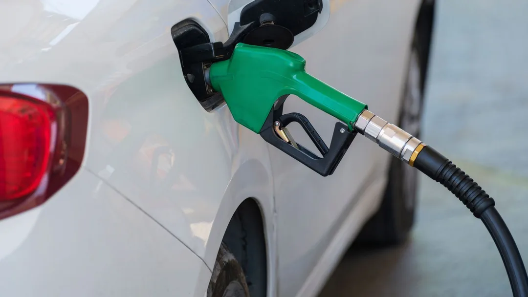 Carro abastecendo em um posto de combustível