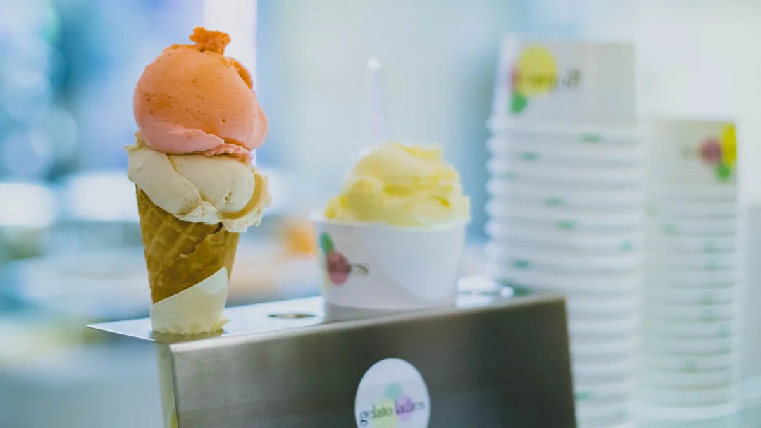 Sorvete sendo servido numa sorveteria