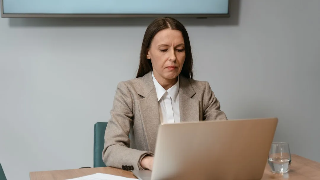Profissional trabalhando no laptop no escritório