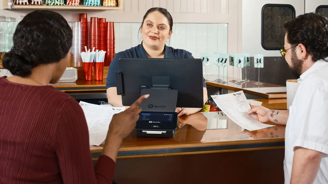 Atendentes no balcão de um restaurante