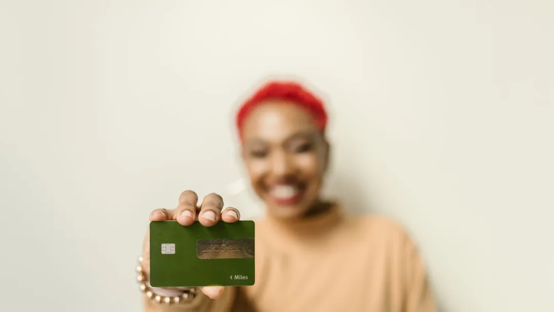 Cliente satisfeita com a carteira após a compra